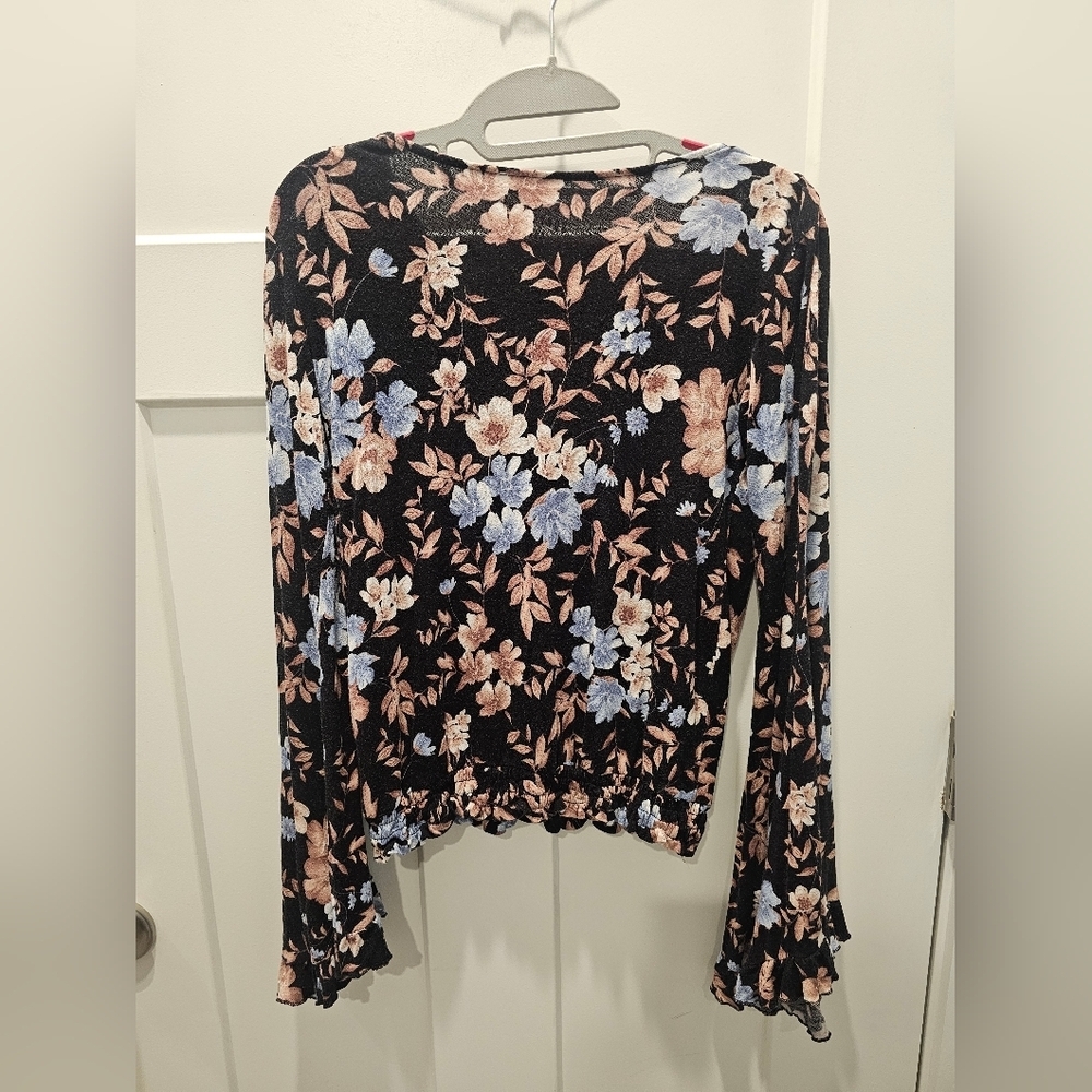 American Eagle Soft Sexy Crepe Floral Wrap Blouse XS Bell Sleeve Black Blue Tan - Picture 5 of 11